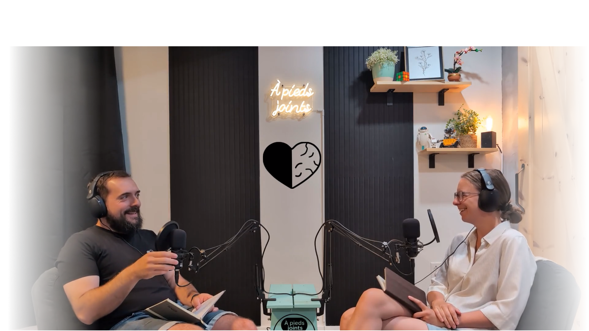 Les animateurs d'À pieds joints assis ensemble à l'intérieur.